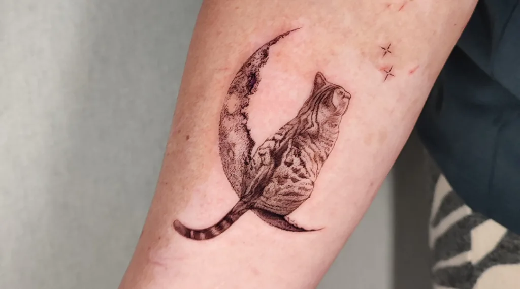 Tatuaje luna y gato
